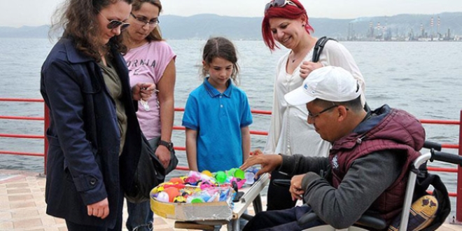 Hayalinin peşinden tekerlekli sandalyesiyle koşuyor