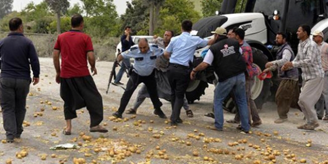 Polis eylem yapan çiftçiye yumruk attı/ Video