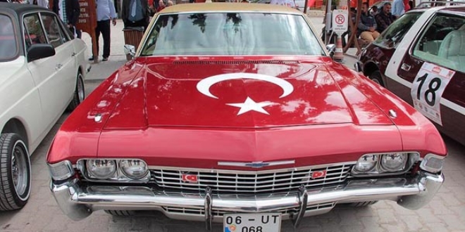 Klasik otomobil tutkunlar Ankara'da bulutu