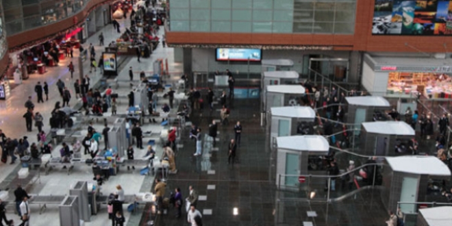 �ngiliz polisi Atat�rk Havaliman�'nda nakletti�i su�luyu elinden ka��rd�