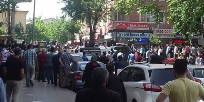 Diyarbakr'da askeri aracn arpt kadn ld, olaylar kt