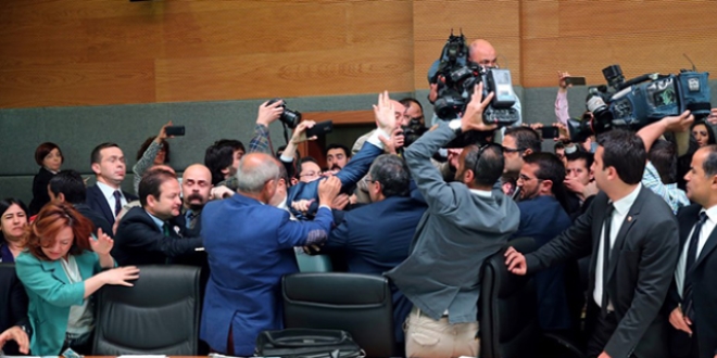 TBMM'de Anayasa Komisyonu'nda kavga çıktı, ara verildi