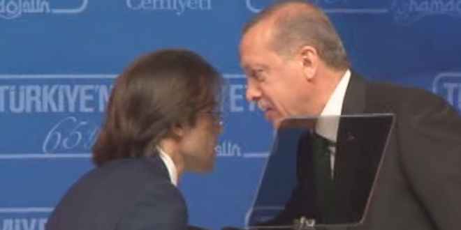 Erdoğan, kendisini ayakta bekleten sunucuyu uyardı