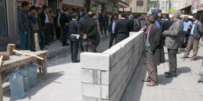 Belediyeyi protesto için yol ortasına duvar ördü