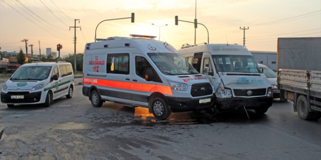 Ambulansla renci servisi arpt: 5 yaral