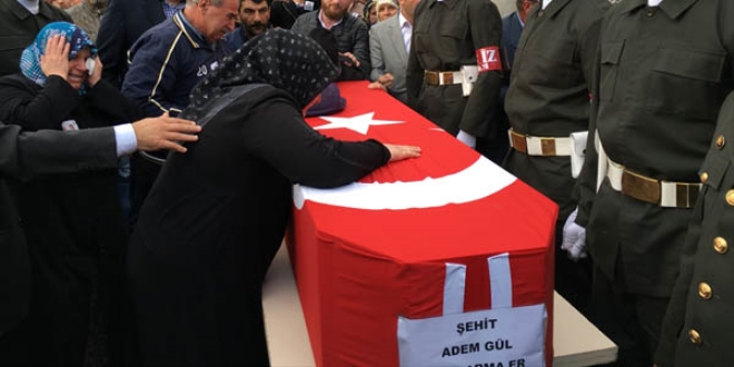 Bitlis'te şehit olan asker toprağa verildi