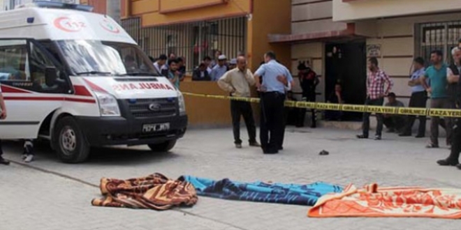 Kamyonetin alt�nda kalan �ocuk �ld�, yak�nlar� arac� ta�lad�