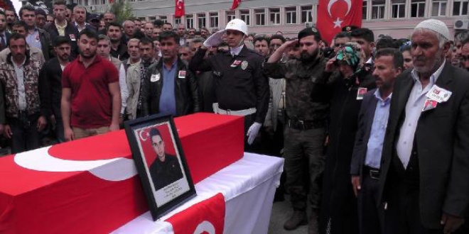 Şehit polis memuru gözyaşları arasında toprağa verildi