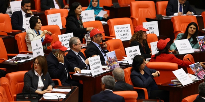 HDP'li vekiller, DİSK şapkası takıp,'Grev var' dövizleri taşıdı