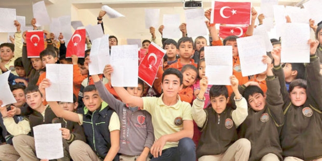 Askerlere g�nderilen mektuplar duyguland�r�yor