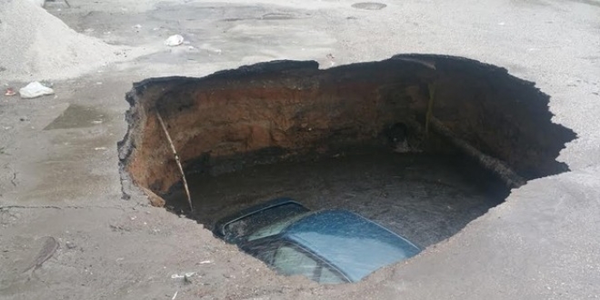Ankara'da otomobil çöken yoldaki çukura düştü