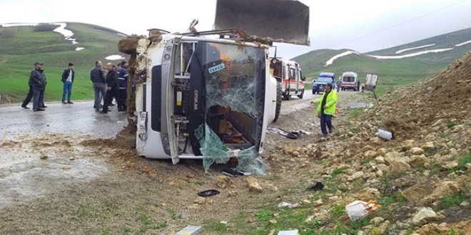 Erzurum'da yolcu otobs devrildi: 27 yaral