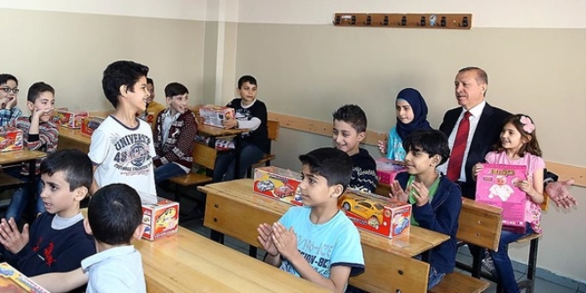 Erdoan, Eyp Kz Anadolu mam Hatip Lisesini ziyaret etti