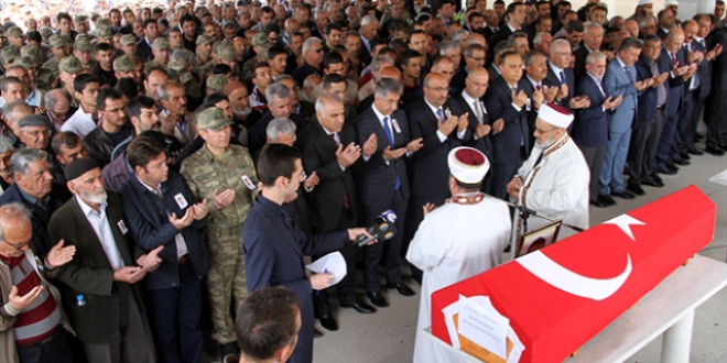 Tedavi gördüğü hastanede şehit olan polis toprağa verildi