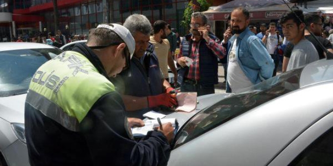 Yol ortasına park etti, ceza yazan polisle tartıştı