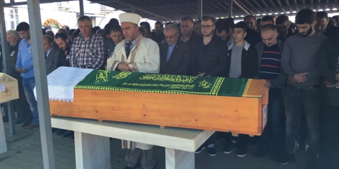 Halı sahada kalp krizi geçiren lise öğrencisi toprağa verildi