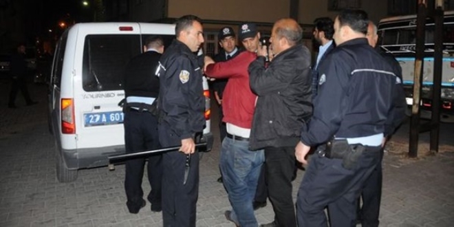 Polisi d�v�p tabancas�n� al�p ka�an 3 ki�i yakaland�