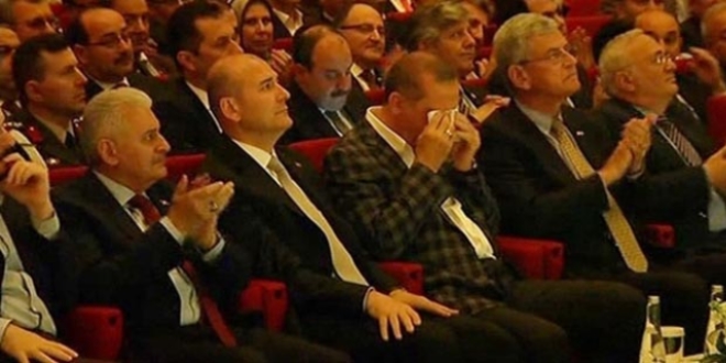 Erdoğan, 'anne' şiirini duyunca gözyaşlarını tutamadı
