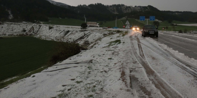 Bolu'ya Mayısın ortasında dolu yağdı