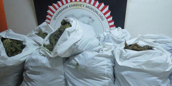 Diyarbak�r'da 1 ton 218 kilogram esrar ele ge�irildi