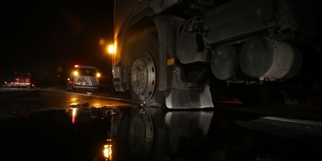 Polisler, yol vermeyen TIR'a ateş açtı