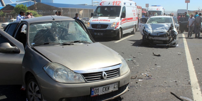 Diyarbak�r'da iki otomobil �arp��t�: 1 �l�, 8 yaral�