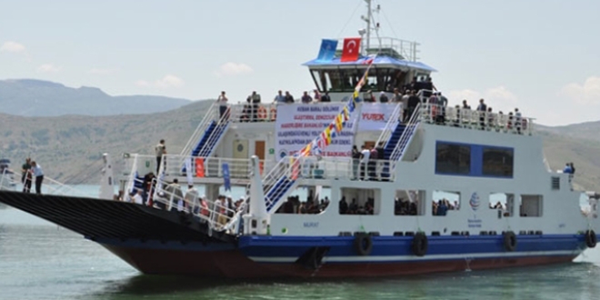 Tunceli'de bomba ihbar� feribot seferlerini durdurdu