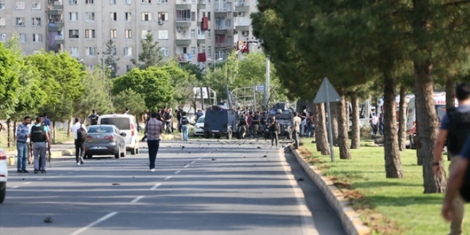 Diyarbakır'da terör saldırısı: 3 ölü, 12'si polis 45 yaralı