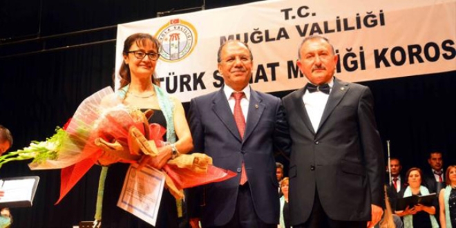 Bu koronun solisti vali yard�mc�s�, �efi emekli savc�