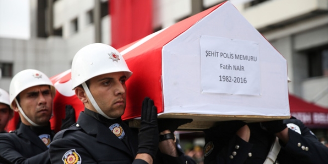 �ehit polis memuru Nair i�in resmi t�ren d�zenlendi