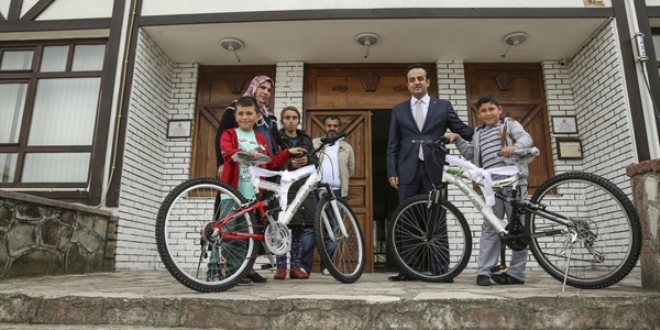 Bulduklar� paray� iade eden �ocuklara bisiklet hediyesi