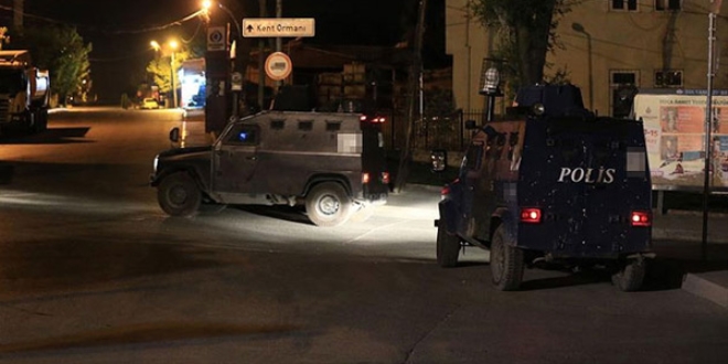 Van'da polis aracının geçişi sırasında patlama