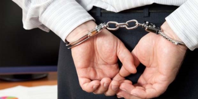 Katil zanlısı adliyede polisin elinden kaçtı