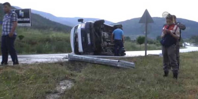 Otomobil, park halindeki ambulansa �arpt� ki�i 8 yaraland�