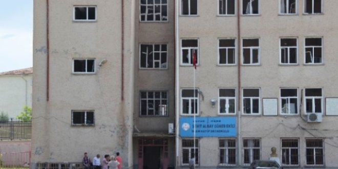 Terör saldırısında hasar gören okul onarılıyor