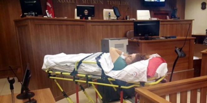 Kastamonu'da 3 ki�inin �ld��� kazada yaralanan s�r�c� sedyede tutukland�