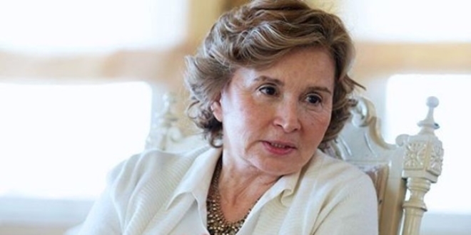 Davuto�lu'na hakaretten Nazl� Il�cak'a 10 bin lira ceza