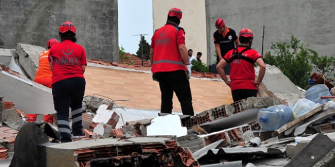 Çanakkale'de 5 katlı bina çöktü