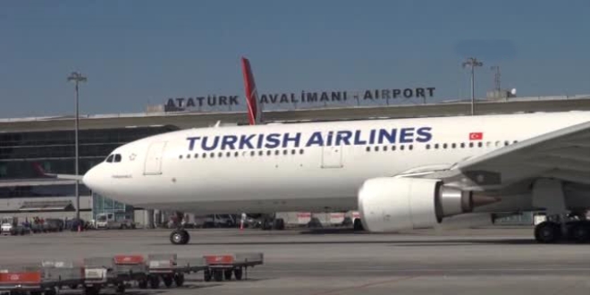 Pilot, uçaktaki hasta için doktor ve ambulans istedi