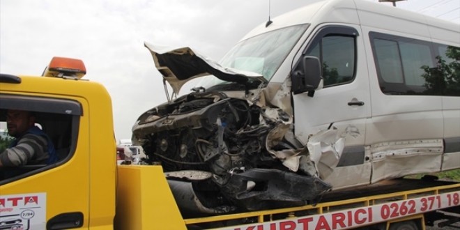 Kocaeli'de servis minibsyle otomobil arpt: 1 l, 7 yaral