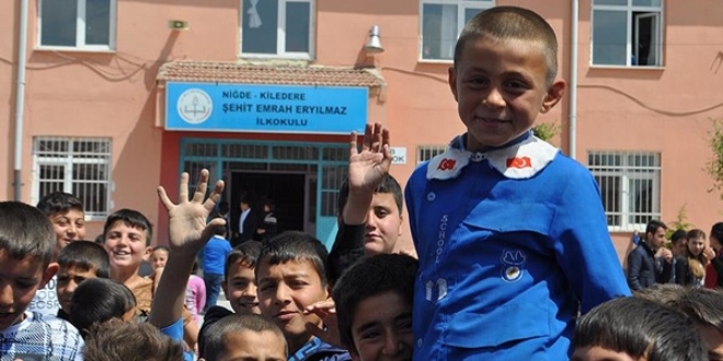 İlkokul öğrencisinin İstiklal Marşı hassasiyeti