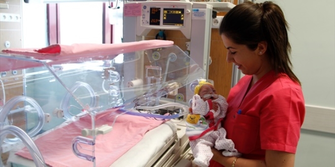 550 gram doğan parmak bebek yaşama tutundu