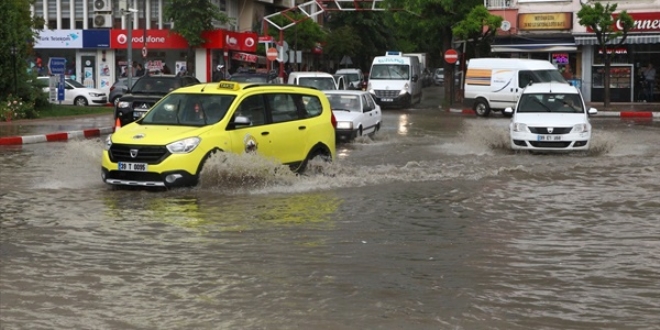 Kırklareli'de sağanak ve dolu etkili oldu
