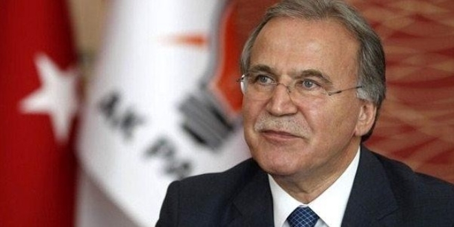 'Birbirlerine mecbur ve mahkum iki alandır, siyaset ve medya alanı'