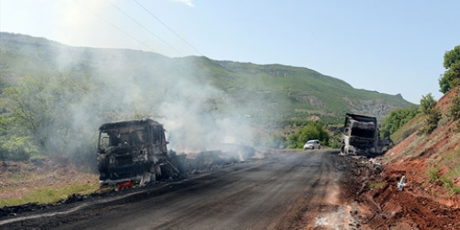 Tunceli'de terristler yol kesip 2 tr yakt
