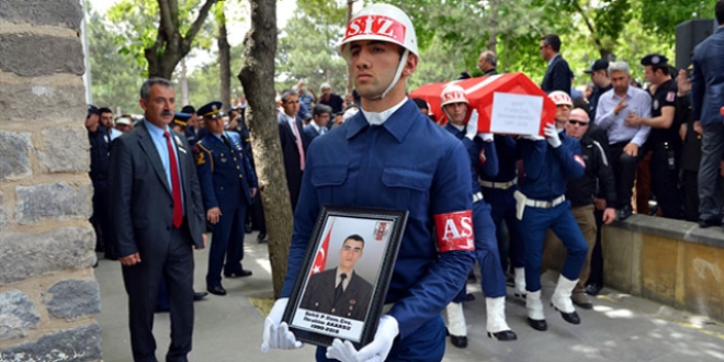 Şehit Astsubay Bakır'ın naaşı, törenle toprağa verildi