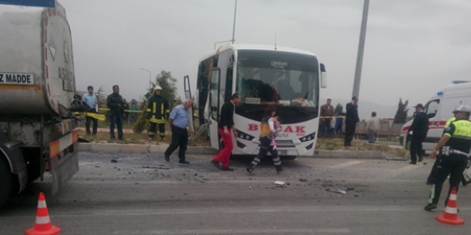 Burdur'da yolcu midibs ile tanker arpt: 10 yaral