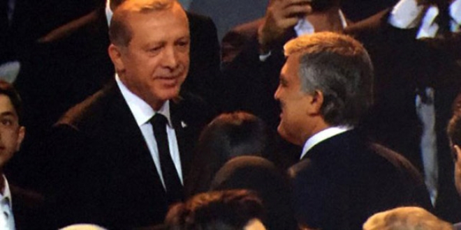 Erdoğan, Gül ve Davutoğlu ile tokalaştı; salonda alkış koptu