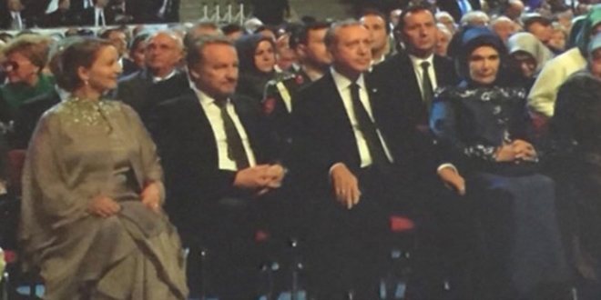 Erdoğan, düğünde İzzetbegoviç'le yan yana oturdu