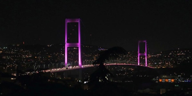 Boğaziçi Köprüsü pembe renkle ışıklandırıldı